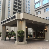 Das Foto wurde bei Sutton Place Hotel Vancouver von Ryan W. am 6/29/2020 aufgenommen