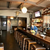 Foto tomada en Zeki&amp;#39;s Bar  por Kyle M. el 4/4/2022