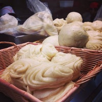 Photo taken at Zhu Ji Guo Tie (Dumpling Stall) by UPD0WNACR0SS on 11/16/2014