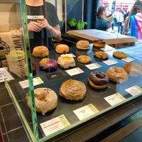Снимок сделан в Crosstown Doughnuts &amp;amp; Coffee пользователем تَ 7/2/2022