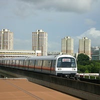 Photo taken at SMRT Trains: East West Line (EWL) by 脇 杰. on 9/17/2013