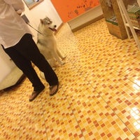 Photo taken at โรงพยาบาลสัตว์ บ้านหมอรักหมา by Gina P. on 4/3/2015