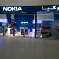 Снимок сделан в Nokia store пользователем Ossama N. 10/17/2012