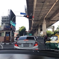 Photo taken at Si Ayutthaya Intersection by Chawalit W. on 7/12/2021