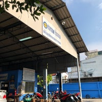 Photo taken at รุ่งเรืองนานยานยนต์ by Chawalit W. on 4/30/2022