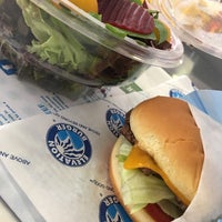 Photo taken at Elevation Burger by 𝕊ℍ𝕄𝕆𝕎𝕂ℍ . on 5/24/2017