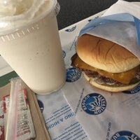 Photo taken at Elevation Burger by 𝕊ℍ𝕄𝕆𝕎𝕂ℍ . on 5/11/2017