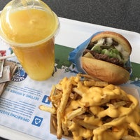 Photo taken at Elevation Burger by 𝕊ℍ𝕄𝕆𝕎𝕂ℍ . on 3/21/2017