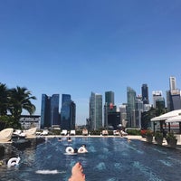 Photo taken at Swimming Pool | Mandarin Oriental, Singapore by Pei on 6/18/2017