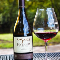 7/22/2014 tarihinde Hyland Estates Wineryziyaretçi tarafından Hyland Estates Winery'de çekilen fotoğraf