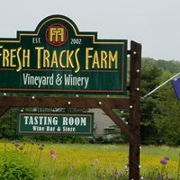 รูปภาพถ่ายที่ Fresh Tracks Farm Vineyard &amp;amp; Winery โดย Marcus เมื่อ 6/6/2017