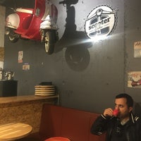 Das Foto wurde bei Scooter Coffee von Traveler am 5/6/2017 aufgenommen