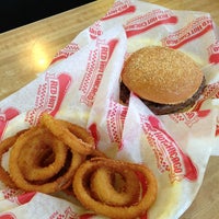 5/9/2013 tarihinde Andy C.ziyaretçi tarafından Burger Baron'de çekilen fotoğraf