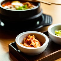 10/26/2018 tarihinde Meju Korean Kitchen &amp;amp; Barziyaretçi tarafından Meju Korean Kitchen &amp;amp; Bar'de çekilen fotoğraf