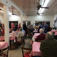 Foto scattata a Matthews Cafeteria da Lorene E. il 11/1/2017
