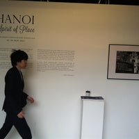 Photo taken at Arch 402 Gallery by H Hoa P. on 5/4/2013