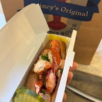 Снимок сделан в Quincy`s Original Lobster Rolls - Cape May пользователем Martina C. 9/1/2022