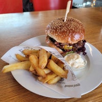 Photo taken at Tom&amp;#39;s Burger by Radek on 7/31/2023