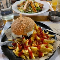 Foto tirada no(a) The Burger Joint por Konstantinos L. em 6/25/2022