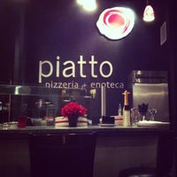 Foto tomada en Piatto Pizzeria + Enoteca  por Heather K. el 11/17/2012