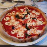 4/25/2013 tarihinde grace .ziyaretçi tarafından 180 Neapolitan Eatery'de çekilen fotoğraf