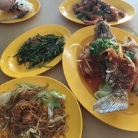Photo taken at Pulau Ubin Seafood by chacha e. on 7/2/2016