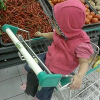 Photo taken at Giant by Syariful A. on 8/21/2012