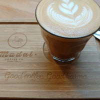 รูปภาพถ่ายที่ Madal Cafe - Espresso &amp;amp; Brew Bar โดย Bernadett S. เมื่อ 1/17/2017