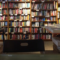 Foto tirada no(a) The Astoria Bookshop por Charlee H. em 5/21/2018