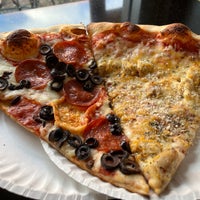 Foto diambil di Slices Pizza oleh Cynthia D. pada 3/2/2023