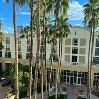 Foto diambil di Tempe Mission Palms Hotel and Conference Center oleh Cynthia D. pada 3/3/2023