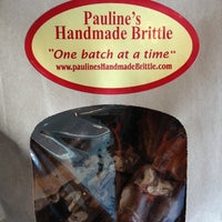 รูปภาพถ่ายที่ Pauline&#39;s Premier Sweets โดย Nadim B. เมื่อ 10/10/2012