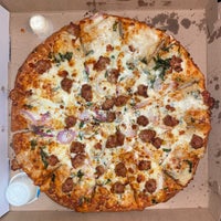 Foto tomada en Leonardo&amp;#39;s Pizza  por Amaury J. el 4/17/2021