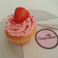 6/18/2013にnatalie b.がPrincess Cupcakesで撮った写真