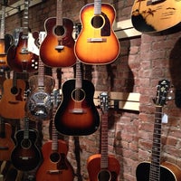 Foto scattata a TR Crandall Guitars da Ed C. il 3/9/2014
