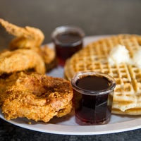 Photo prise au Chicago&amp;#39;s Home of Chicken &amp;amp; Waffles par Chicago&amp;#39;s Home of Chicken &amp;amp; Waffles le2/24/2017