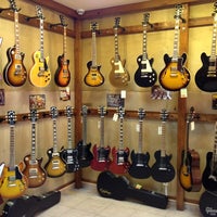 Das Foto wurde bei Gibson Shop von Andrey B. am 10/30/2012 aufgenommen