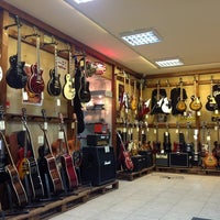 รูปภาพถ่ายที่ Gibson Shop โดย Andrey B. เมื่อ 11/22/2012