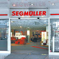 Foto tirada no(a) Segmüller Einrichtungshaus Frankfurt por Business o. em 8/22/2017