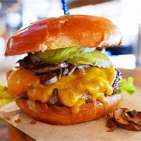 Foto scattata a Shady&amp;#39;s Burgers &amp;amp; Brewhaha da Business o. il 4/10/2020
