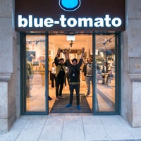 Снимок сделан в Magasin Blue Tomato Genève пользователем Business o. 12/6/2018
