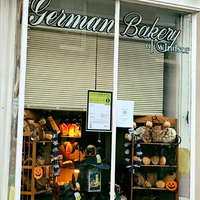 Das Foto wurde bei The German Bakery von Business o. am 5/8/2018 aufgenommen