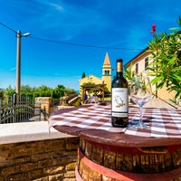 2/25/2020 tarihinde Business o.ziyaretçi tarafından Agroturizam San Mauro – Sinkovic Wines'de çekilen fotoğraf
