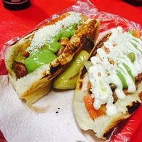 Foto scattata a El Caprichoso Hot Dogs Estilo Sonora da Business o. il 2/29/2020