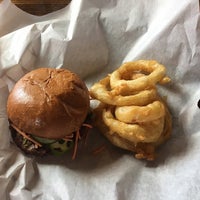 Foto tomada en The Flying Pig Burger Co  por Business o. el 10/28/2019