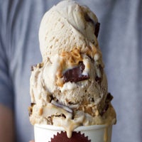 Photo prise au Sprinkles Beverly Hills Ice Cream par Business o. le3/16/2020