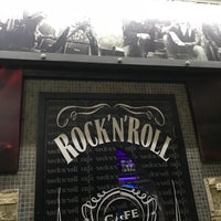 Foto diambil di Rock&amp;#39;n&amp;#39;Roll Café oleh Kemal pada 9/8/2018