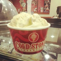 Photo taken at Cold Stone Creamery by Darius T. on 10/12/2012