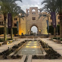 Foto diambil di The American University in Cairo (AUC) oleh Sam Architect &amp;amp; Interior Designer 👷🏼‍♂️ pada 12/13/2023