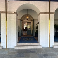 Foto diambil di Williamsburg Inn, an official Colonial Williamsburg Hotel oleh Hannah C. pada 4/29/2023